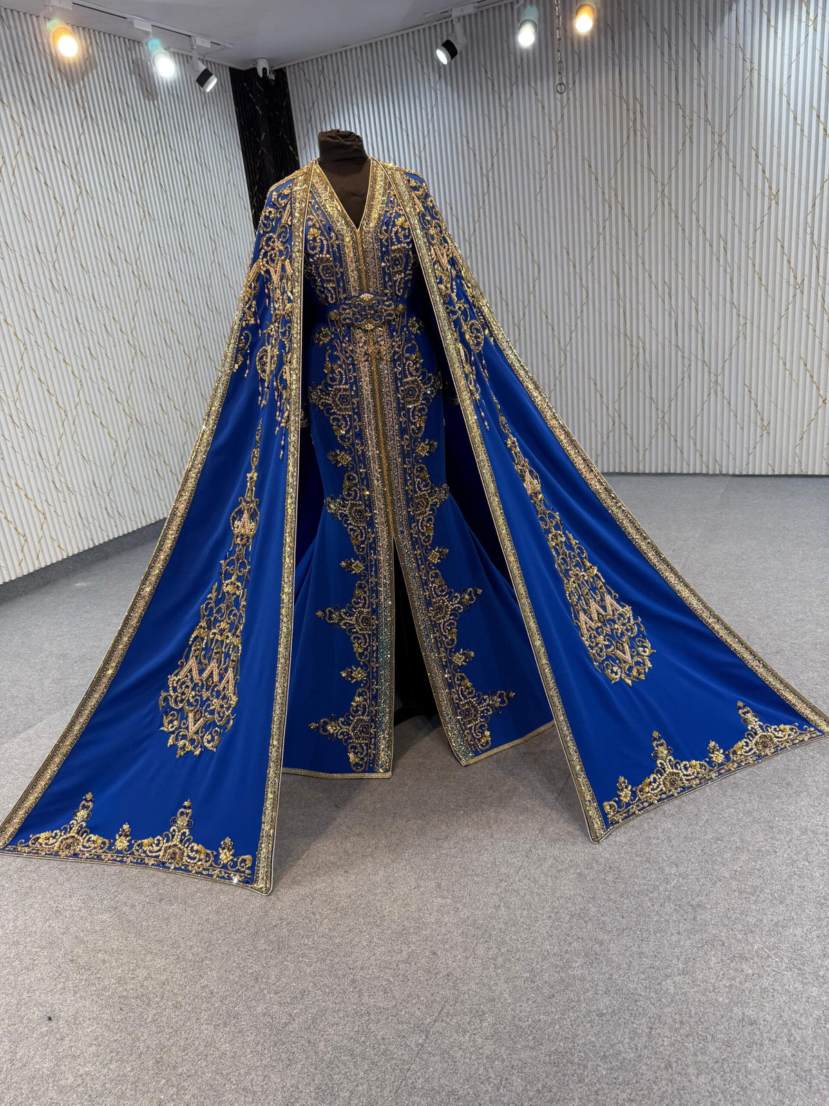 MRAF8551 Takshita with removable cape