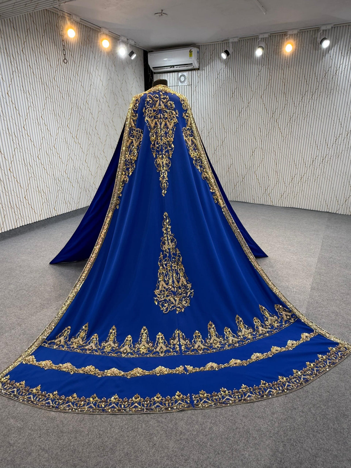 MRAF8551 Takshita with removable cape