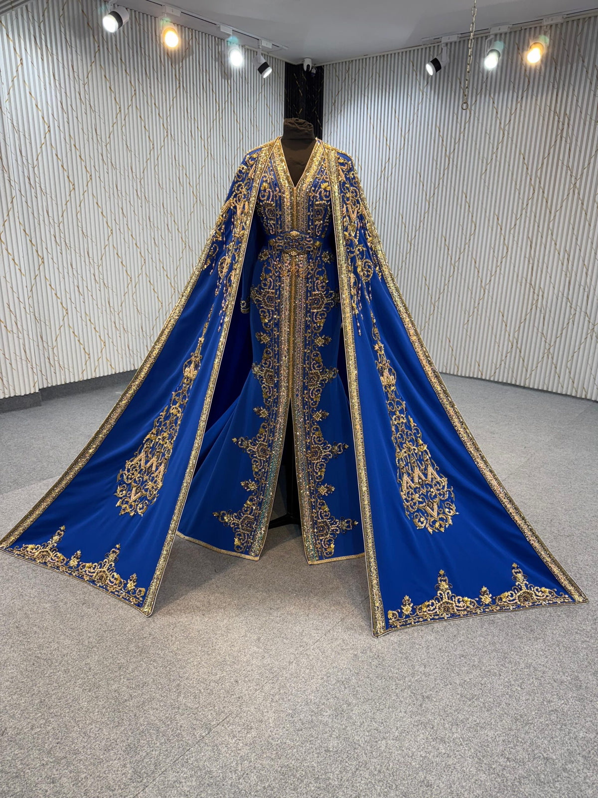 MRAF8551 Takshita with removable cape