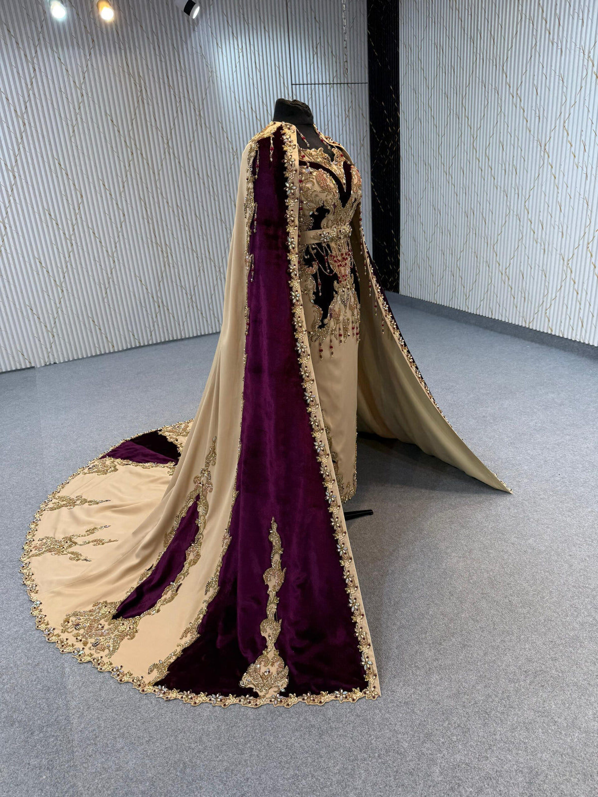 MRAF8852 Karakou with removable cape