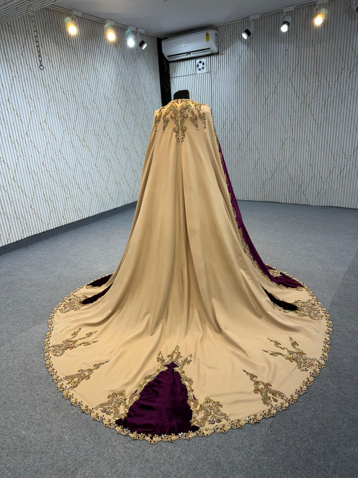 MRAF8852 Karakou with removable cape