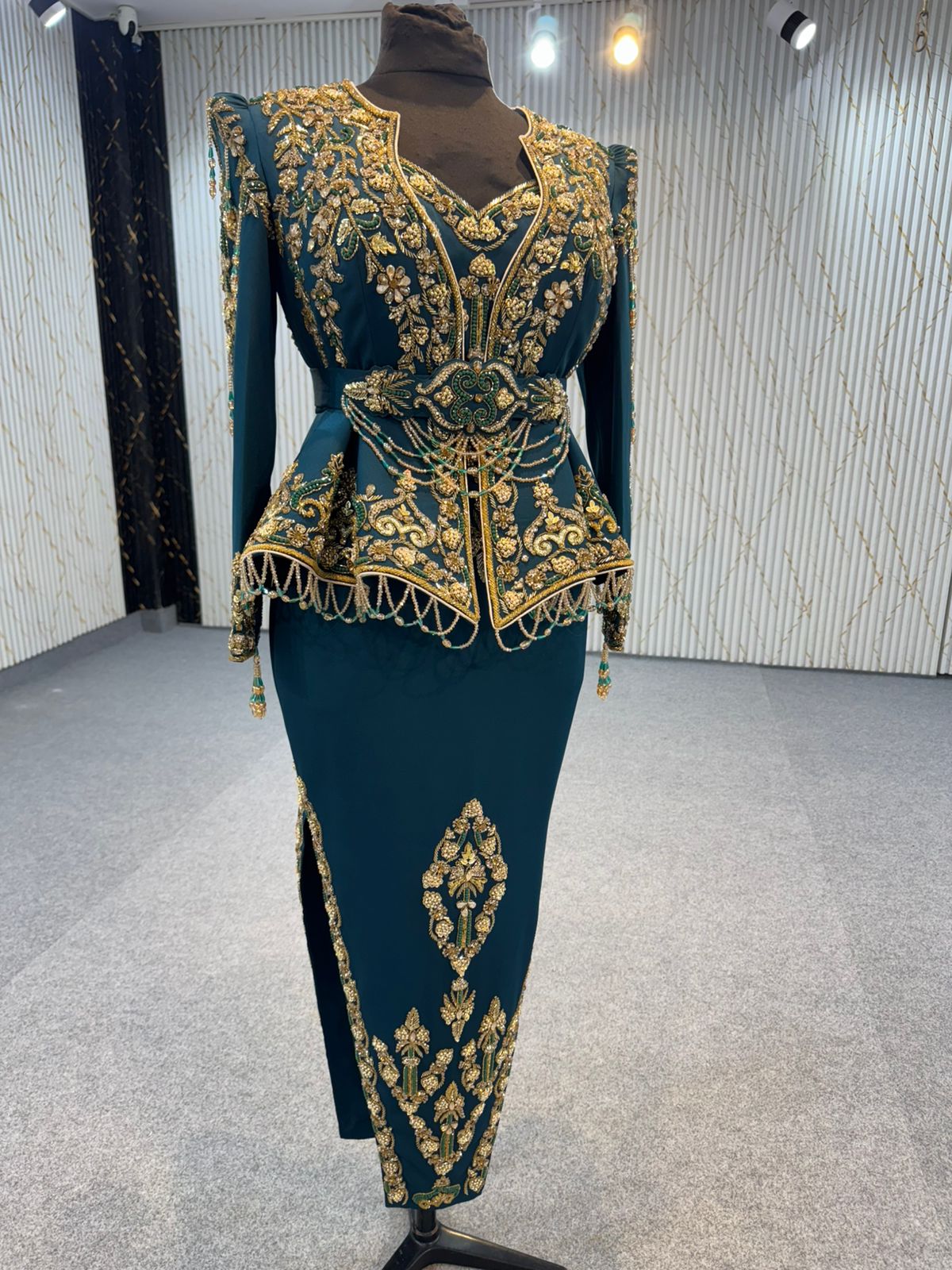 MRSF8856 Karakou with Removable Cape