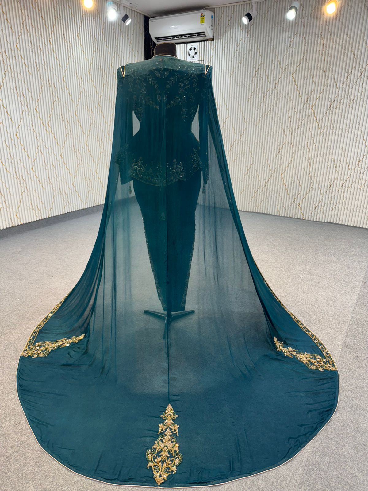 MRSF8856 Karakou with Removable Cape