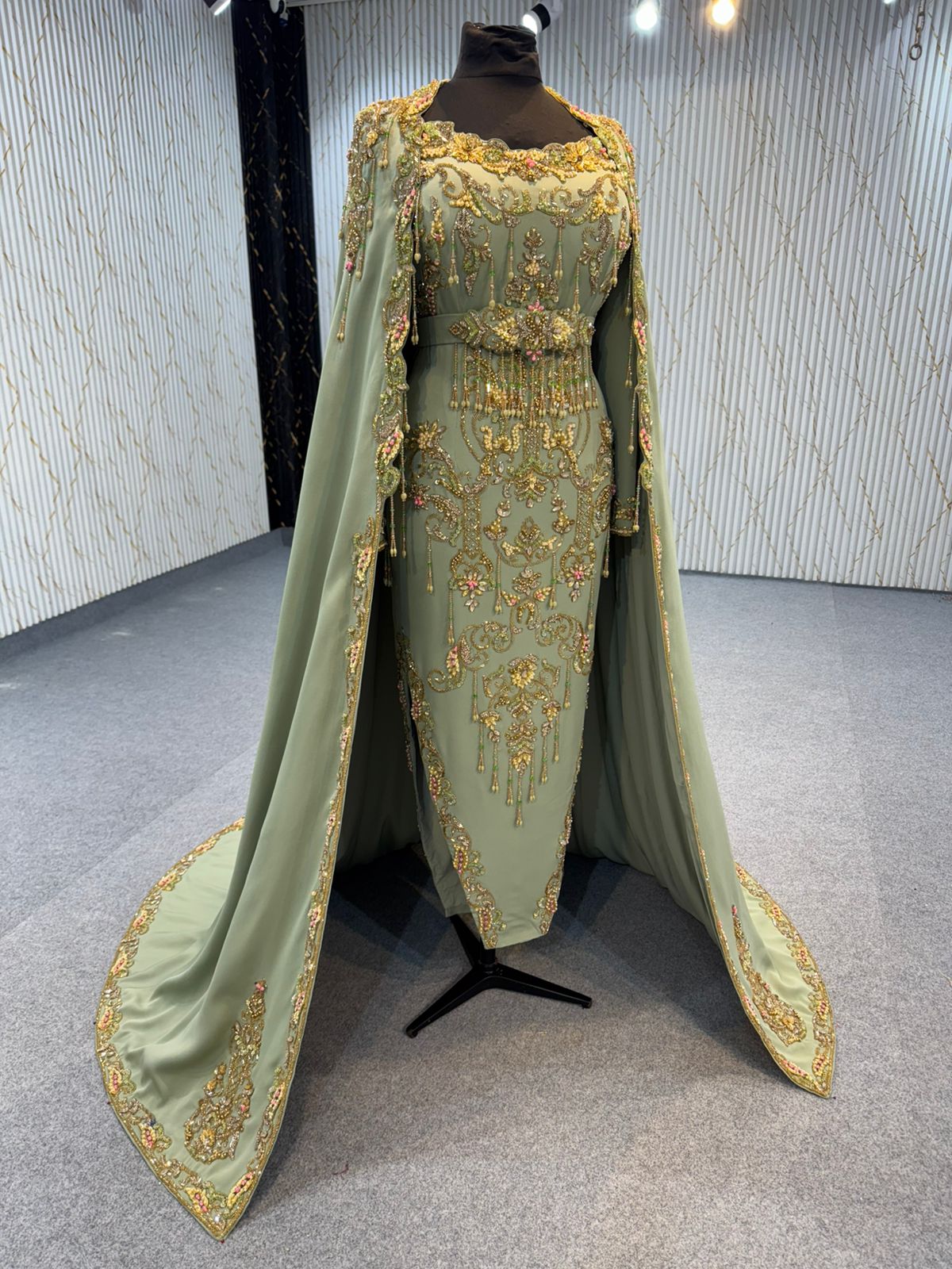 MRSF8876 Badroune Avec Removable Cape