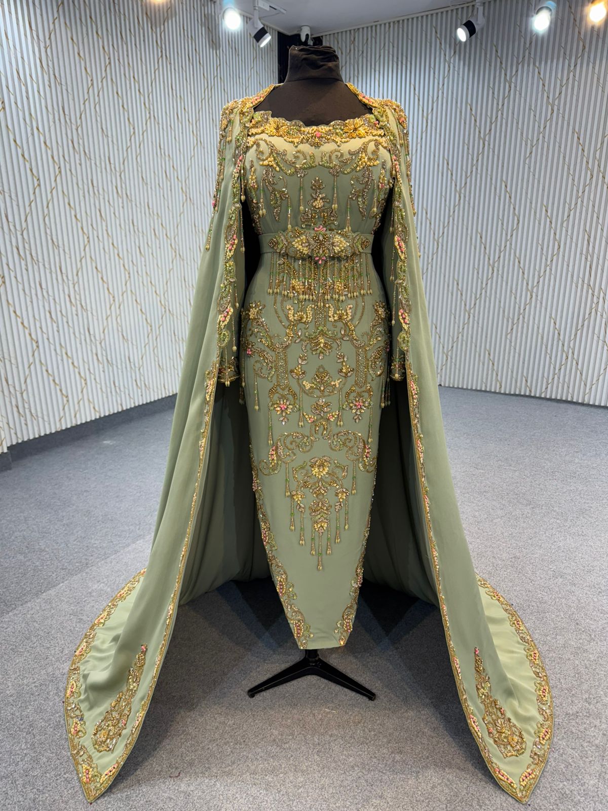 MRSF8876 Badroune Avec Removable Cape