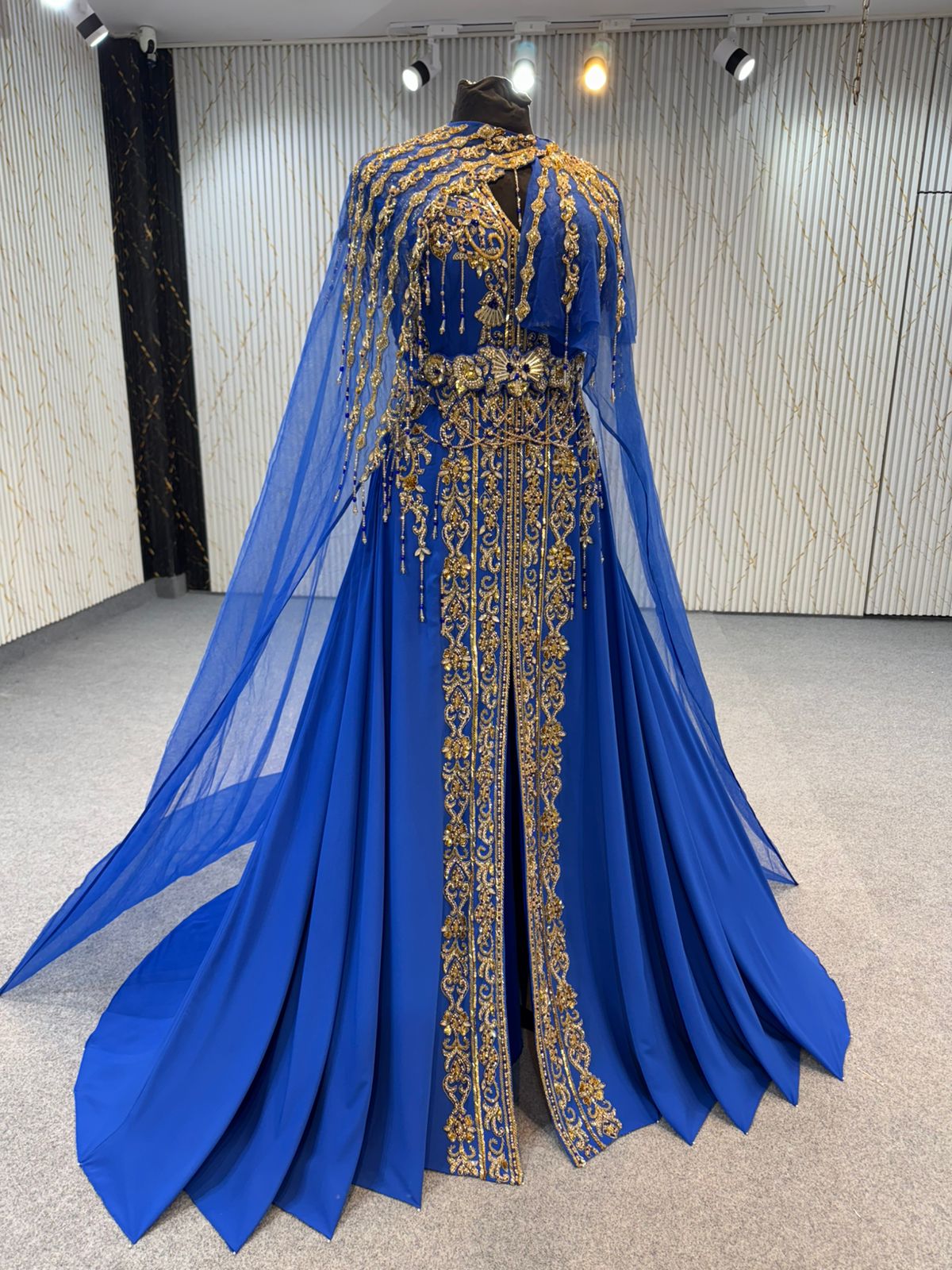 Mraa8446 Ballroom with removable Cape