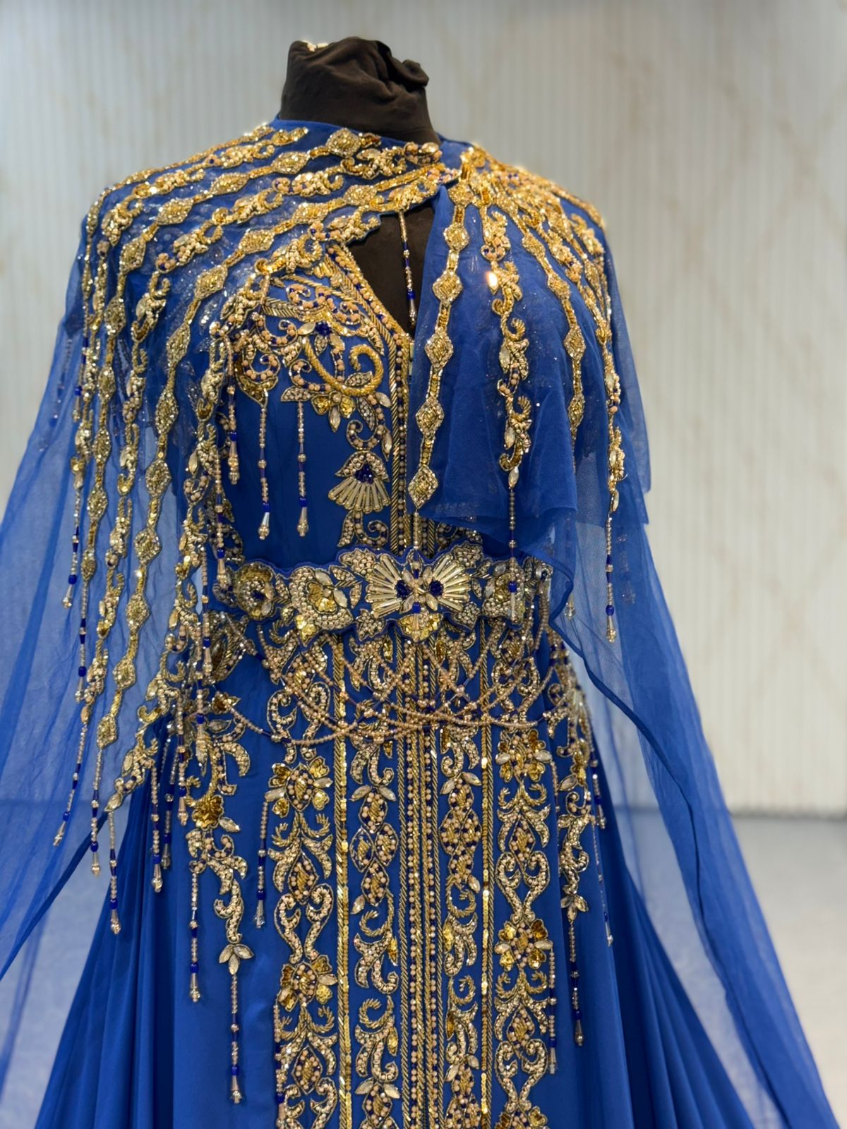 Mraa8446 Ballroom with removable Cape