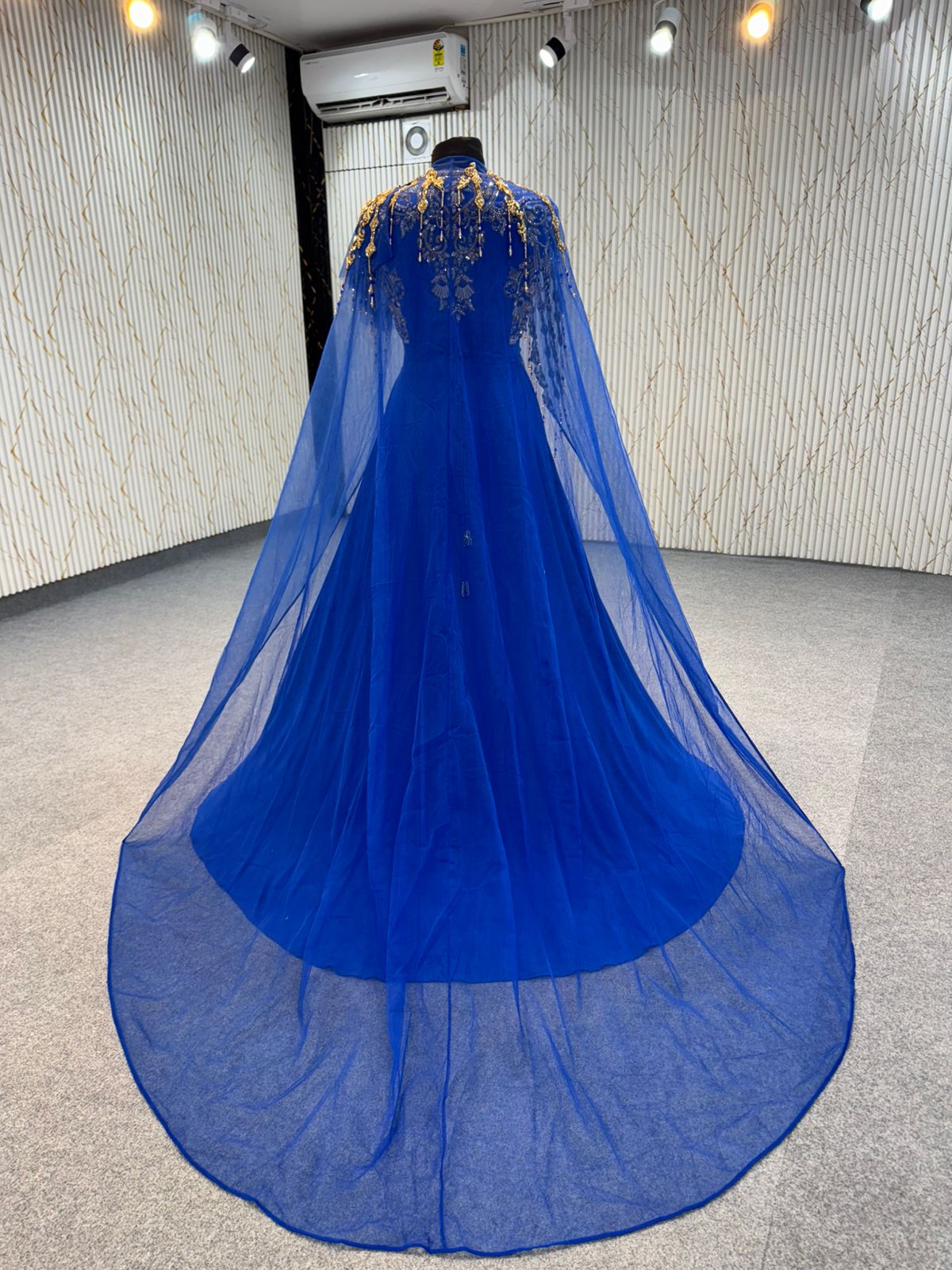 Mraa8446 Ballroom with removable Cape
