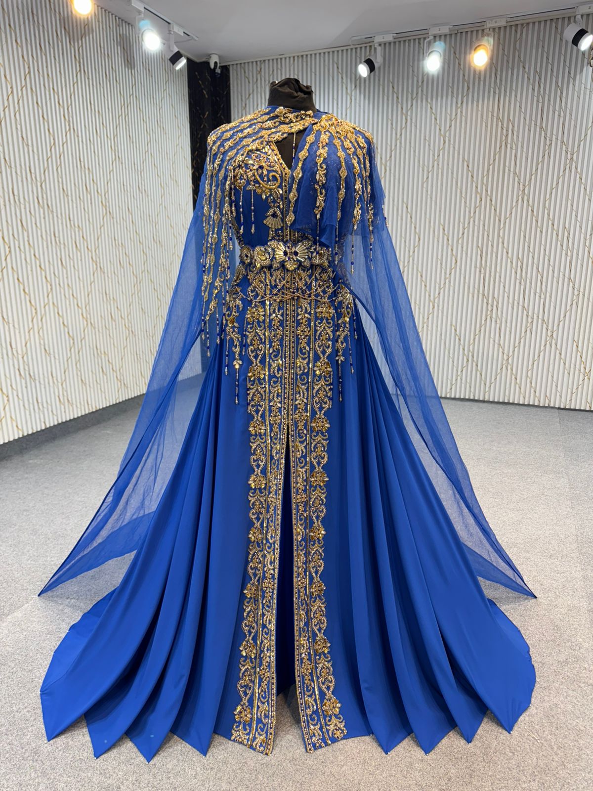 Mraa8446 Ballroom with removable Cape