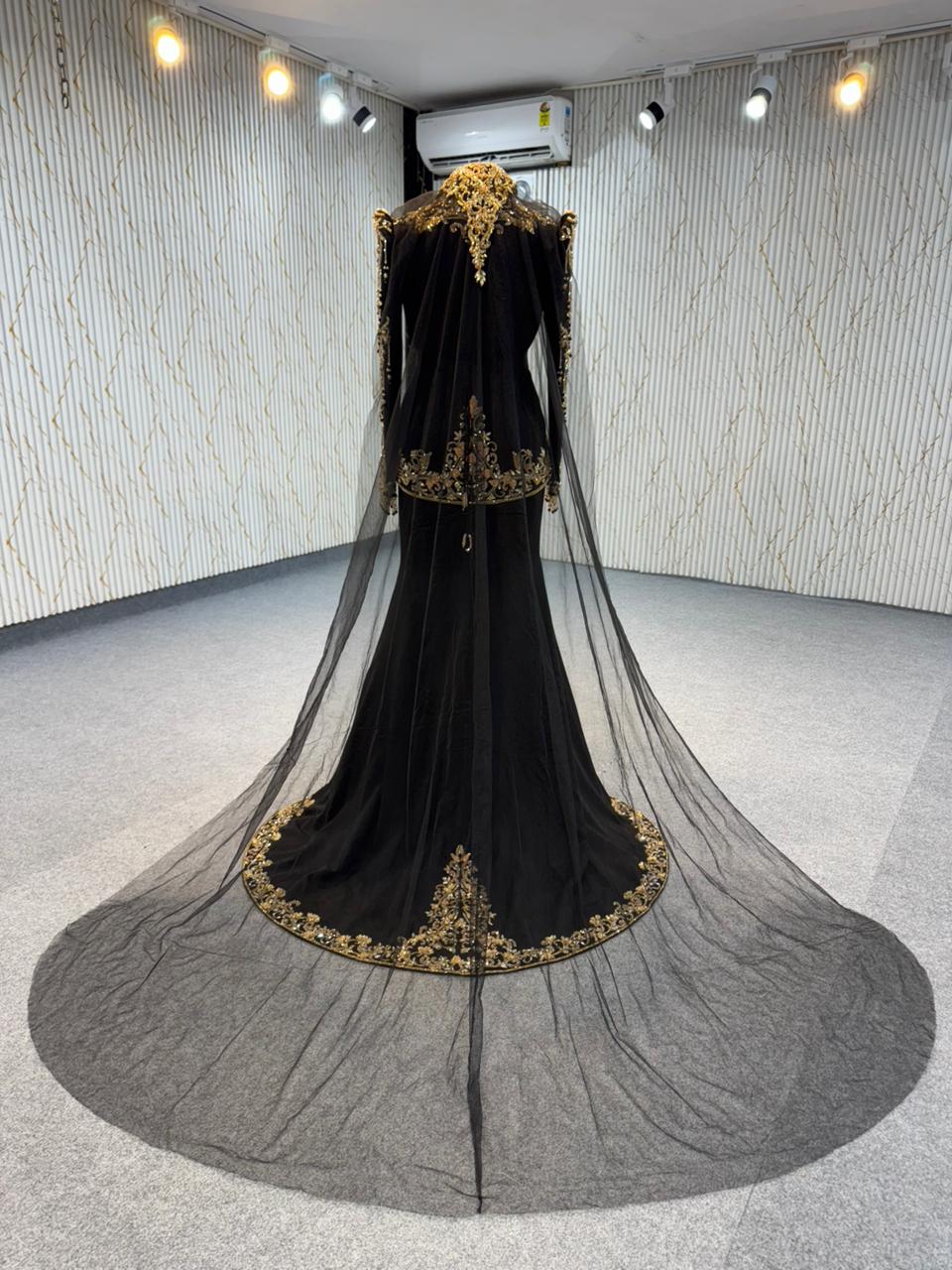 Mraf9059 Karakou with robe Sirene